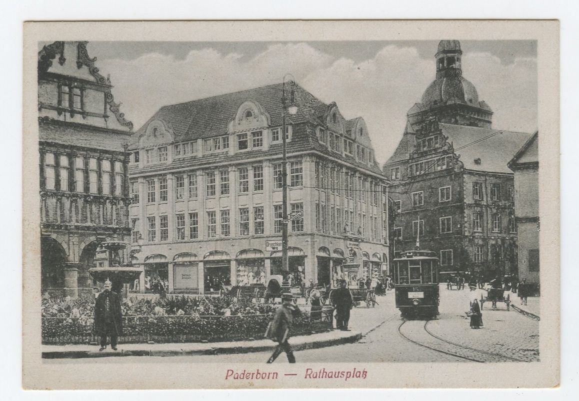 Postkarte mit Ansicht des Paderborner Kaufhauses Steinberg &amp; Grünebaum, Rathausplatz 7 Undatiert und ungelaufen, um 1914 Unbekannter Fotograf, Verlag Anton Kleine, Paderborn, Nr. 7697 Kreismuseum Wewelsburg, Inv. Nr. 10645